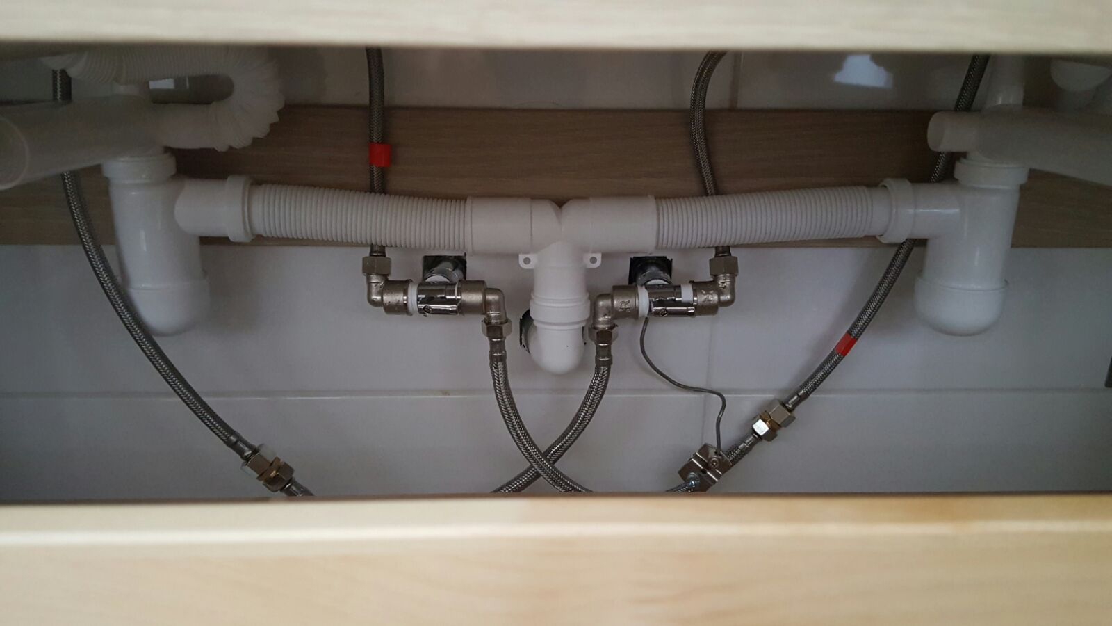Aansluiting voor dubbele wastafel afsluitbaar met kogelkraantje , complete koppelingset.